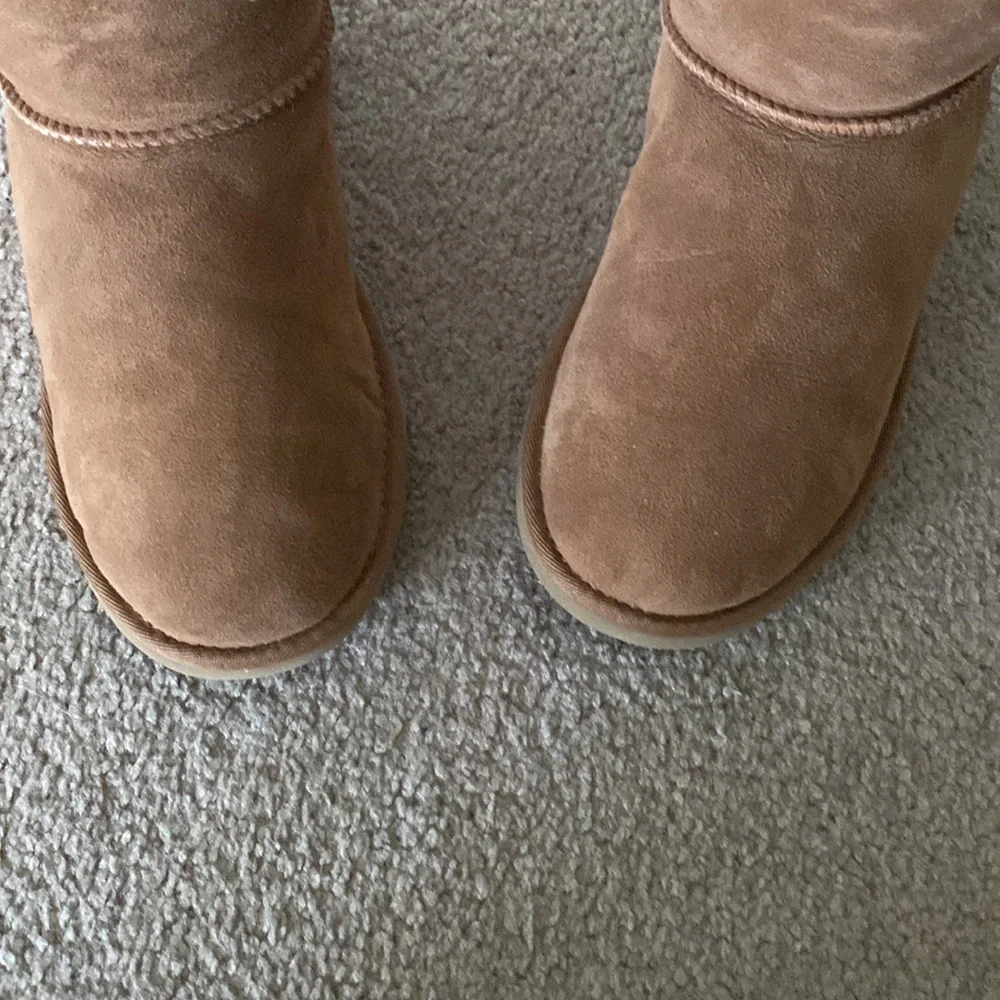 “Ugg” Bailey triple button boot in chestnut;size 5 - Picture 13 of 16